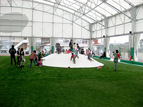 トランポリンのような「ふわふわドーム」で遊ぶ子どもたち。壁の部分がネットになっている半屋内施設ですので、開放感もたっぷりです。